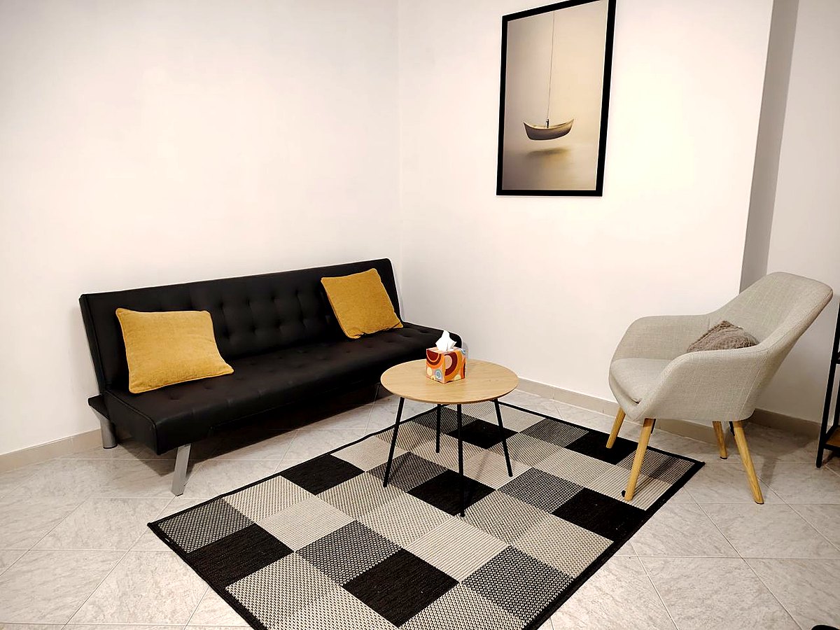 Lo studio di Annamaria Bottillo a Benevento: divano, poltrona e ambiente accogliente