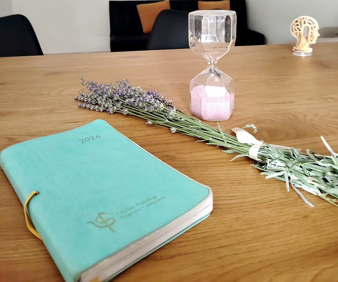 Dettaglio della scrivania: lavanda, una clessidra e l'agenda dell'Ordine